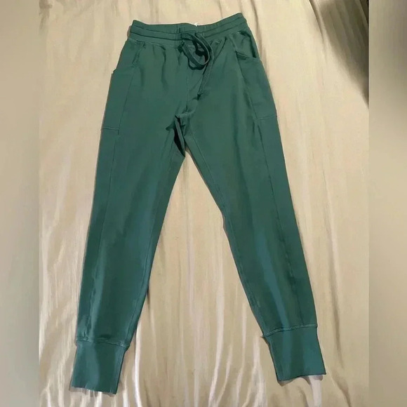 Fabletics women’s jogger pants - Picture 3 of 5
